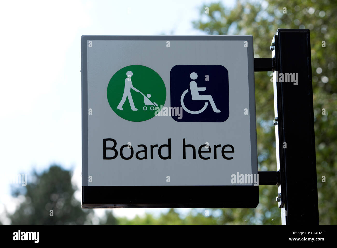 Kinderwagen und Rollstuhl einsteigen Schild am Bahnhof, UK Stockfoto