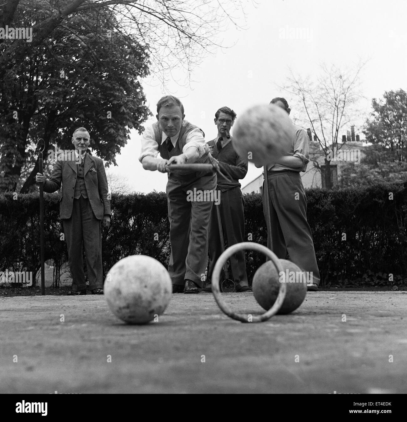 Männer, die ein Spiel der "Pall Mall" (auch bekannt als Paille Maille) in Hampstead, London. 2. Mai 1952. Stockfoto