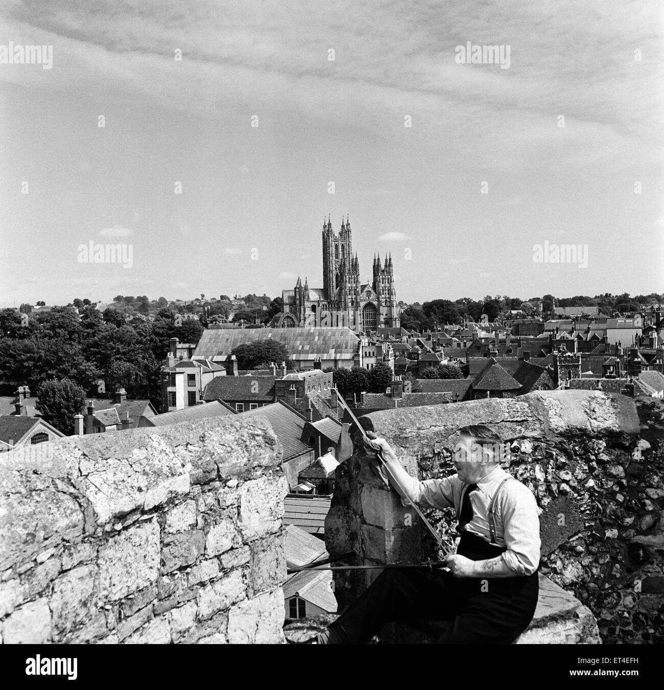 Männer arbeiten vor Canterbury Kathedrale, Kent. Ca. 1950er-Jahre. Stockfoto