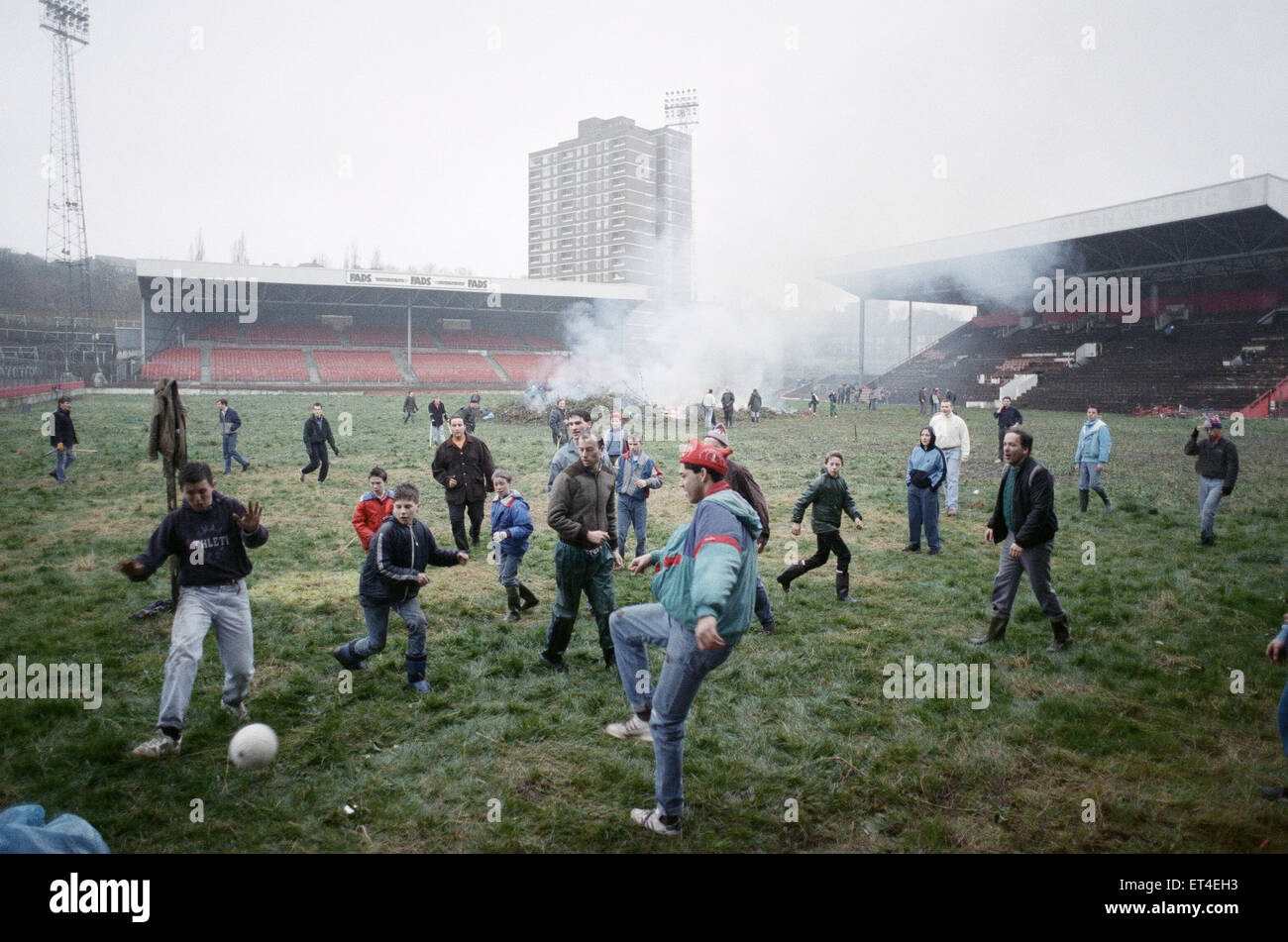 Tausende von Charlton Fans besuchten die verlassenen, Unkraut übersäte Tal Fußballplatz in Antwort auf eine Beschwerde aus dem Club in der Hilfe bei der Aufklärung der Boden die dreieinhalb Jahre zuvor aufgegeben wurde. Einige Fans spielen Sie eine Partie Fußball auf dem ehemaligen Platz. 2. April 1989. Stockfoto