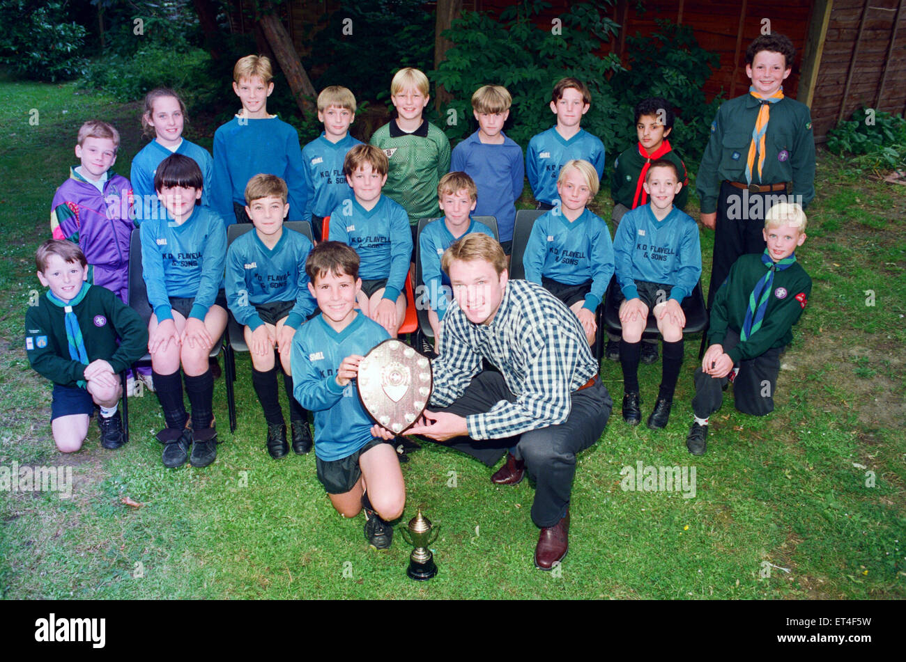 1. Eaglescliffe jungen Fußball-Nationalmannschaft werden mit Medaillen und einem Schild von Boro Spieler Alan Kernaghan präsentiert. Skipper Liam Smith (10) mit Alan & sein Team. Hintere Reihe: Daniel Dunn, Claire Fryer, Matthew Douglas, Toby Halpen, Johnthan Marsh, Michael Graham, Himayun Hussein, Russell Johnson, Kevin McLean. Vordere Reihe: Adam Palmer, Colin Johnston, Daniel Flavel, Craig Wilson, Daniel Abbey, Ewan Metcalf, Tony Snowdon, Phillip Fryer. 22. Juni 1993. Stockfoto