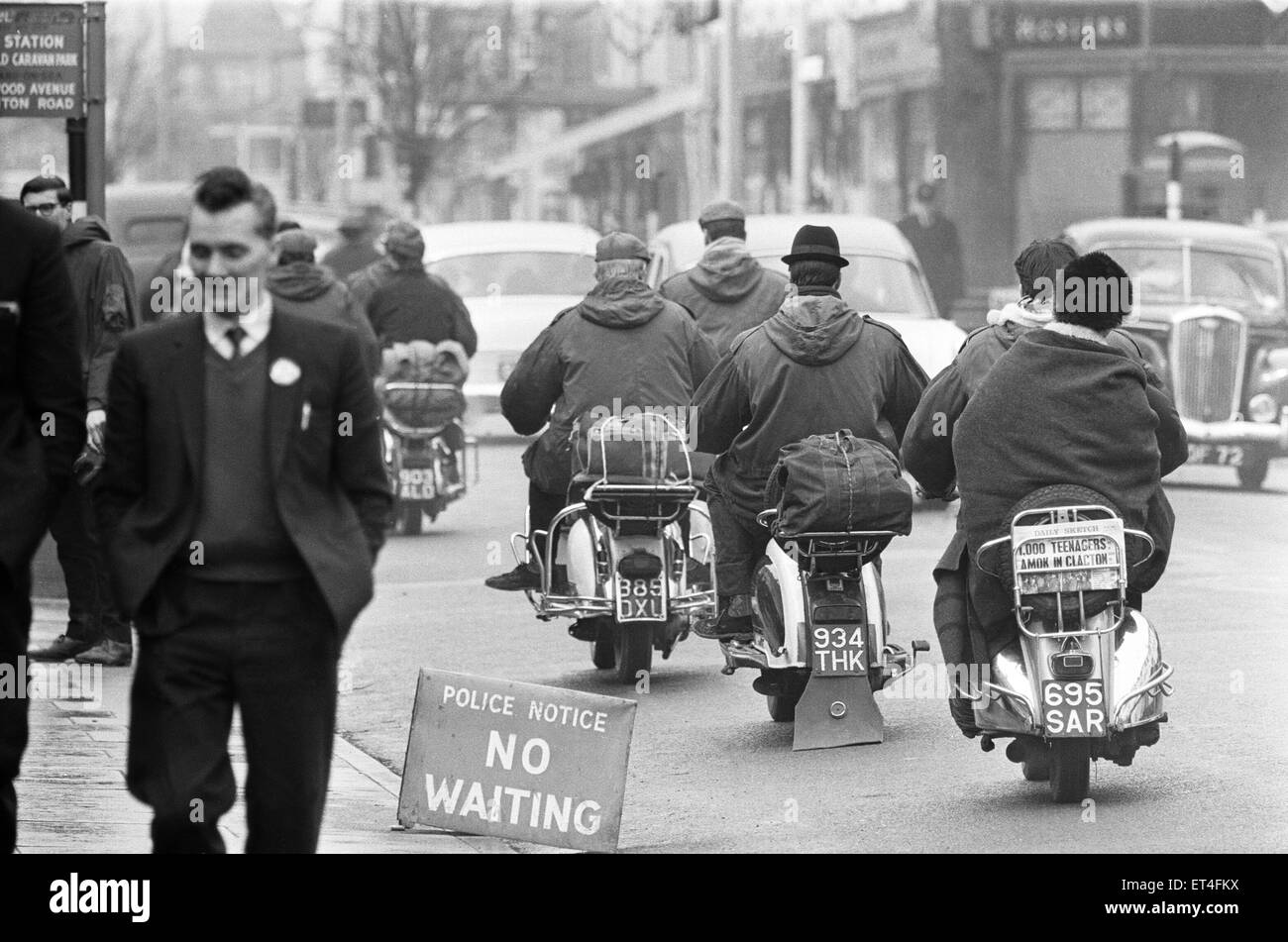 Mods auf ihre Roller gesehen hier Clacton am Ende der Bank Holiday Wochenende verlassen. Über das Osterwochenende 1964 brach mehrere Schlägereien zwischen Mods und Rocker in der Küstenstadt von Essex. 30. März 1964 Stockfoto