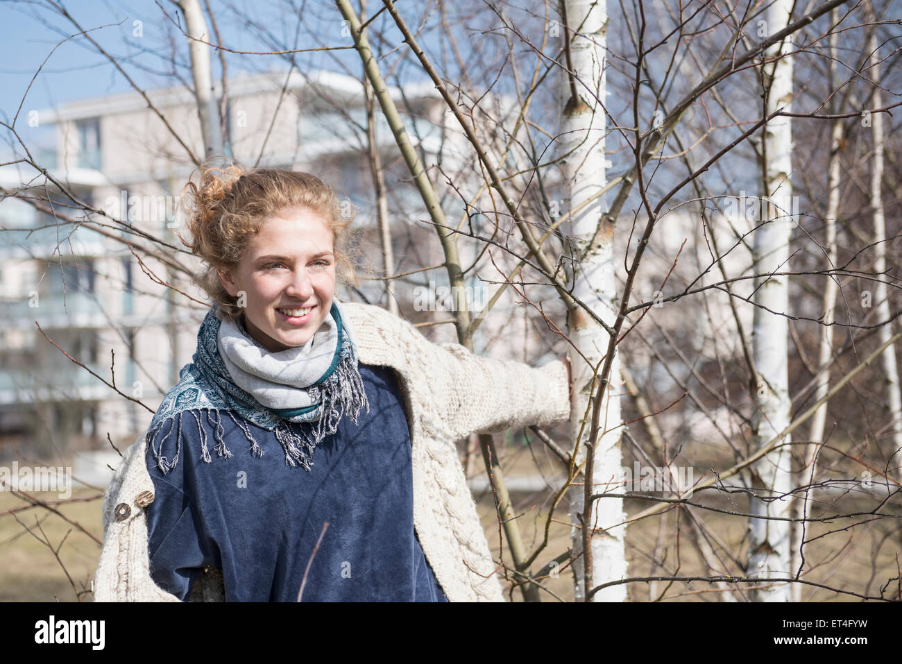 Junge Frau spielt mit Birke Bayern München Stockfoto