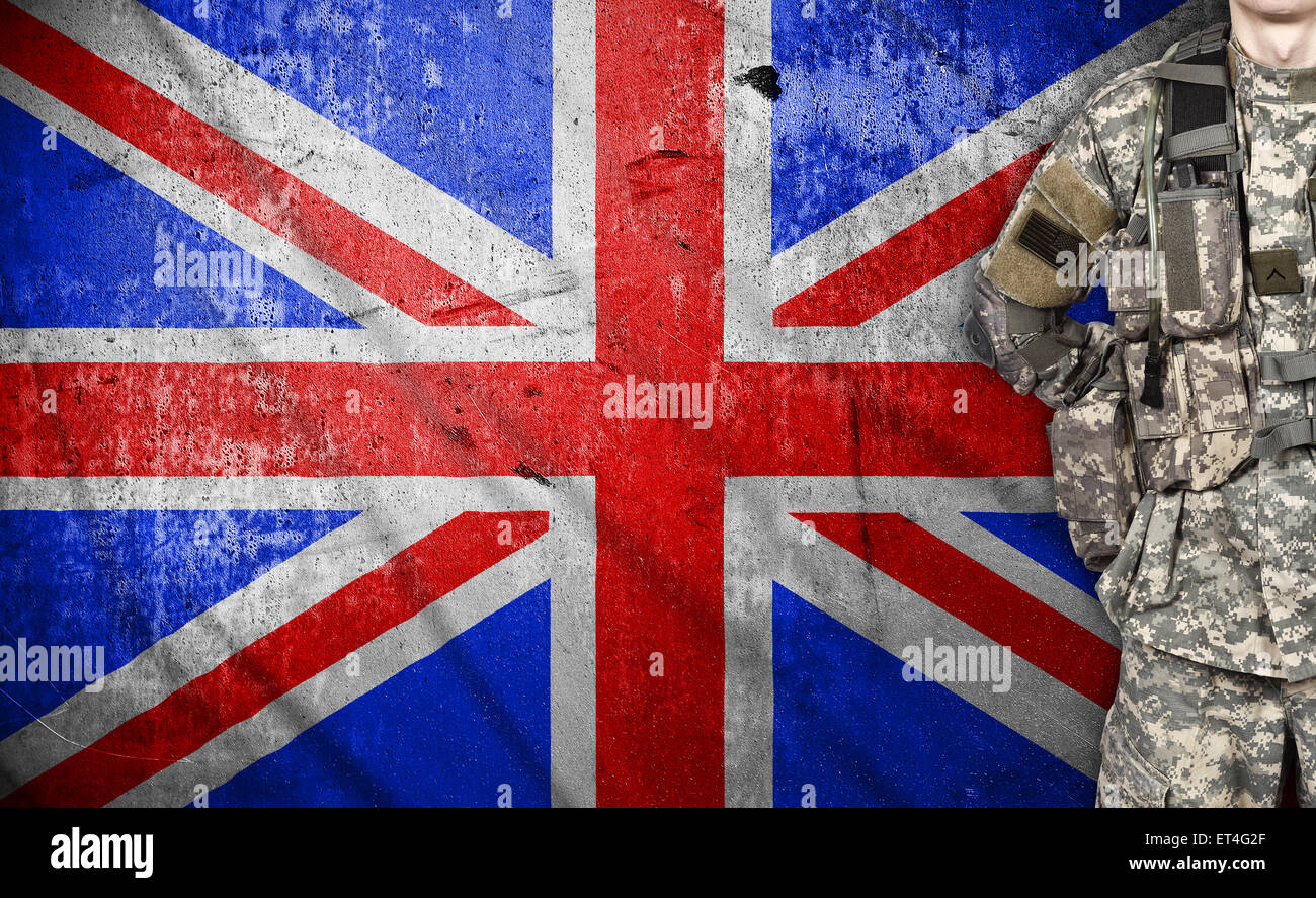 US-Soldat mit UK Flagge auf Hintergrund Stockfoto