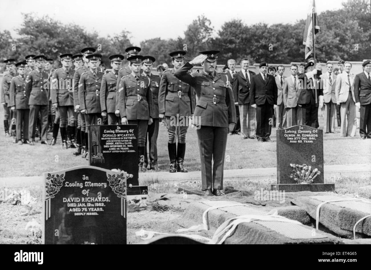 Mitglieder von The Blues and Royals bilden eine Linie am Grab des Lanze-Obergefreites Jeffrey Young ihre letzte Ehre am Tonyrefail Friedhof am Dienstag Nachmittag. 27. Juli 1982. Stockfoto