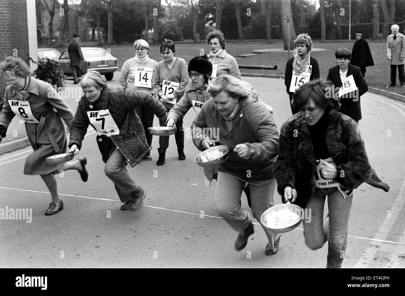 Bedworth Pfannkuchen-Rennen. 23. Februar 1982. Stockfoto