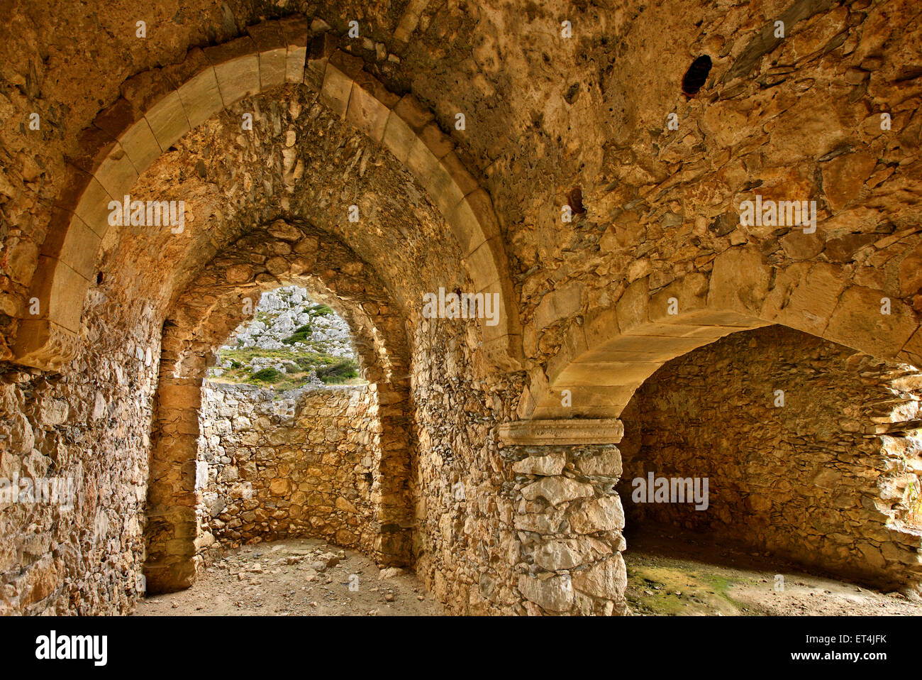 Im Inneren ein altes Hauses am er aufgegeben Voila, mittelalterliche Siedlung in der Nähe von Handras Dorf, Sitia, Lasithi, Kreta, Griechenland Stockfoto