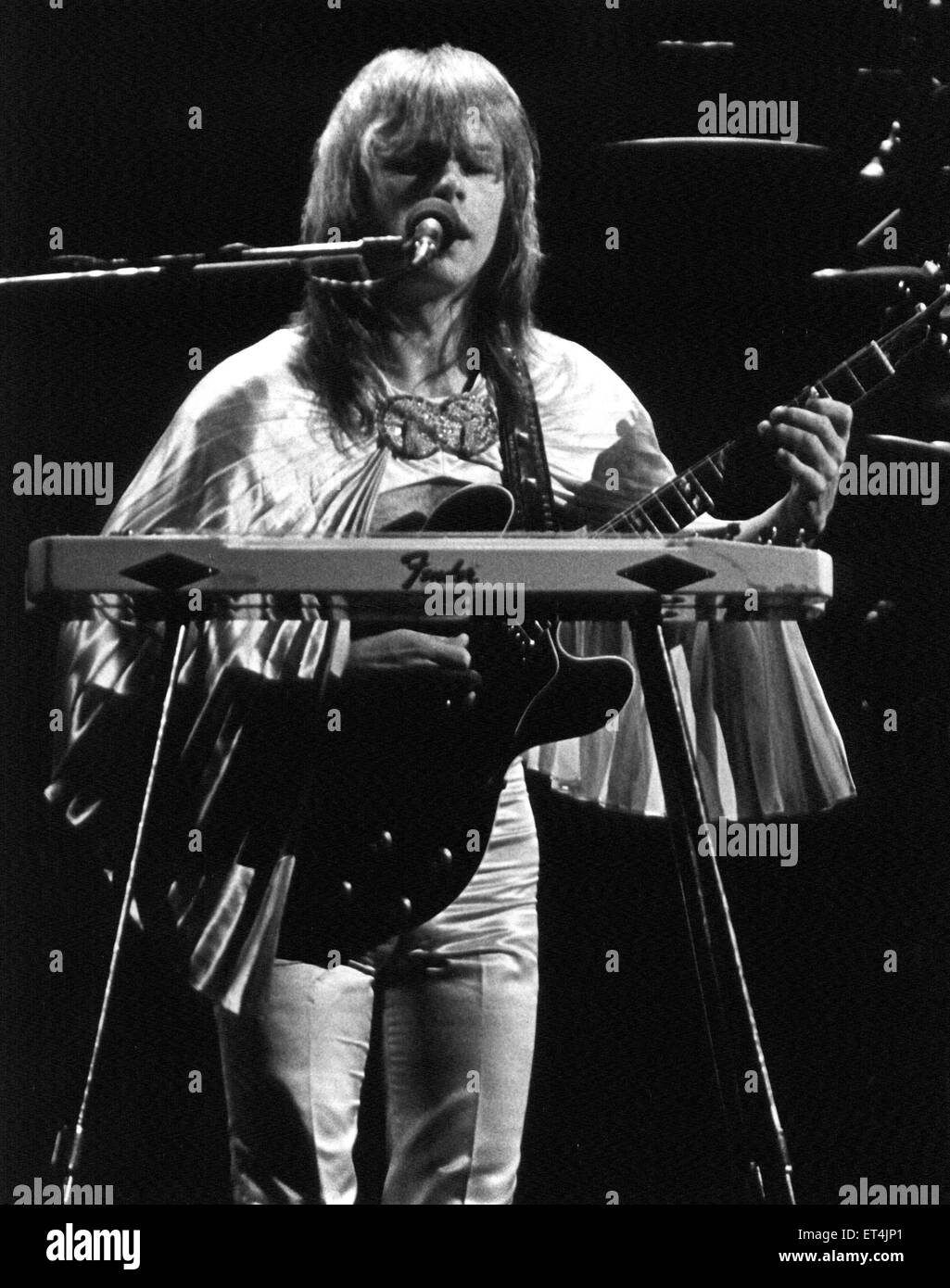 Gitarrist Steve Howe der Klassiker-Progressive Rock-Band Yes Konzert in Miami Jai-Alai Fronton in Miami, Florida, USA am 28. November 1974. Stockfoto