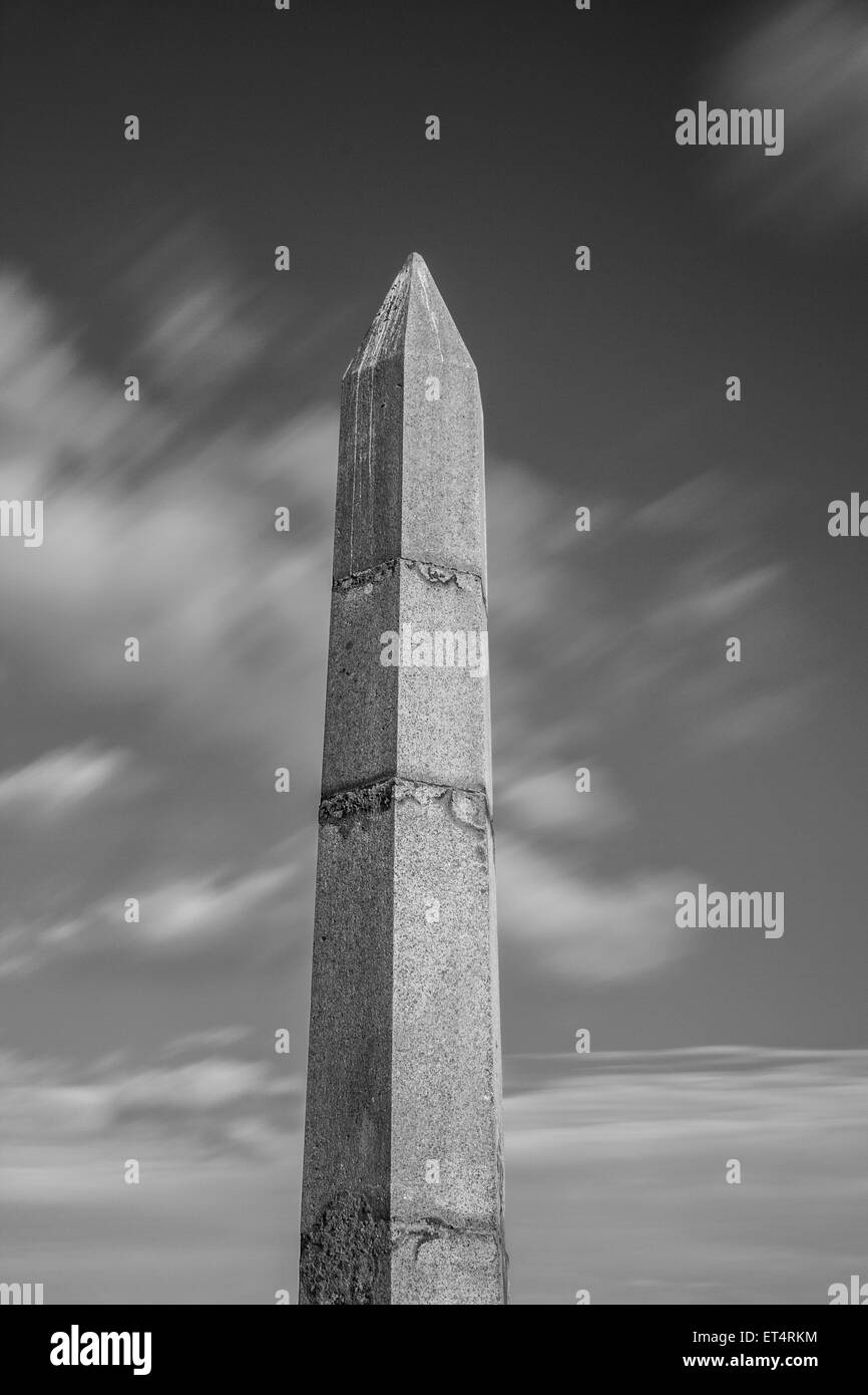 ziehenden Wolken im Himmel über obelisk Stockfoto