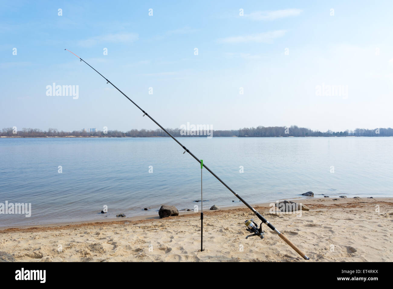 Angelrute und Rolle auf einer Fluss-Strand-Feder klare Tag. Stockfoto