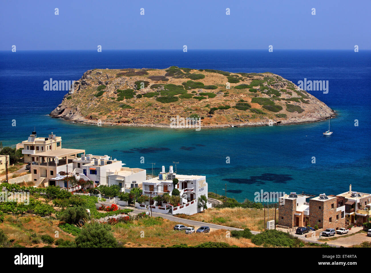 Mochlos-Dorf und das Inselchen mit eine wichtige Ausgrabungsstätte (Minoan). Sitia Gemeinde, Lasithi, Kreta, Griechenland. Stockfoto