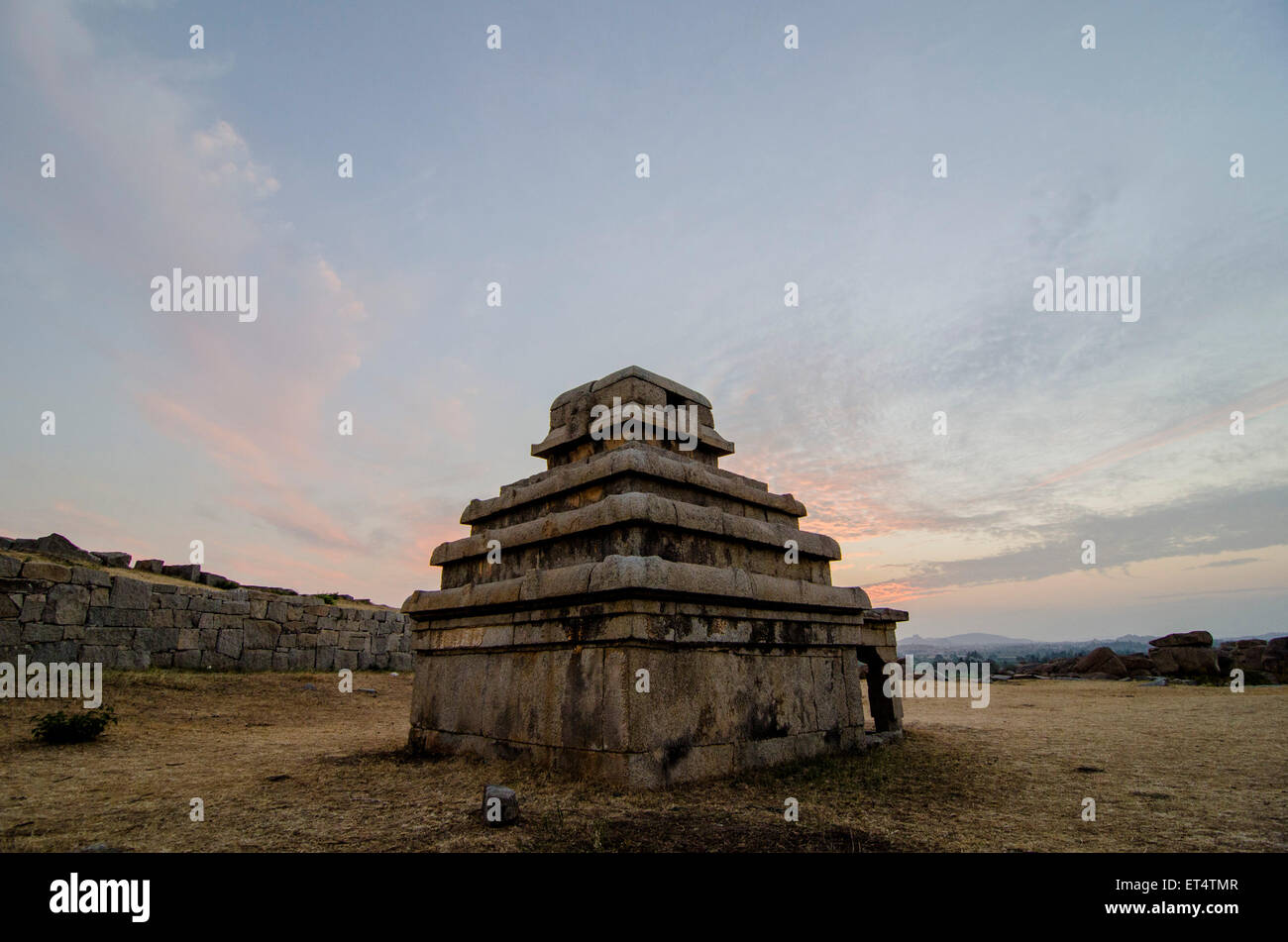 Tempel bei Sonnenuntergang in der antiken Stadt Hampi Stockfoto