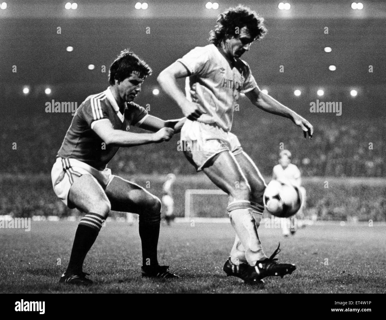 Manchester United 0-3 Liverpool-League-Spiel im Old Trafford, Mittwoch, 7. April 1982. Martin Buchan V Craig Johnston. Stockfoto