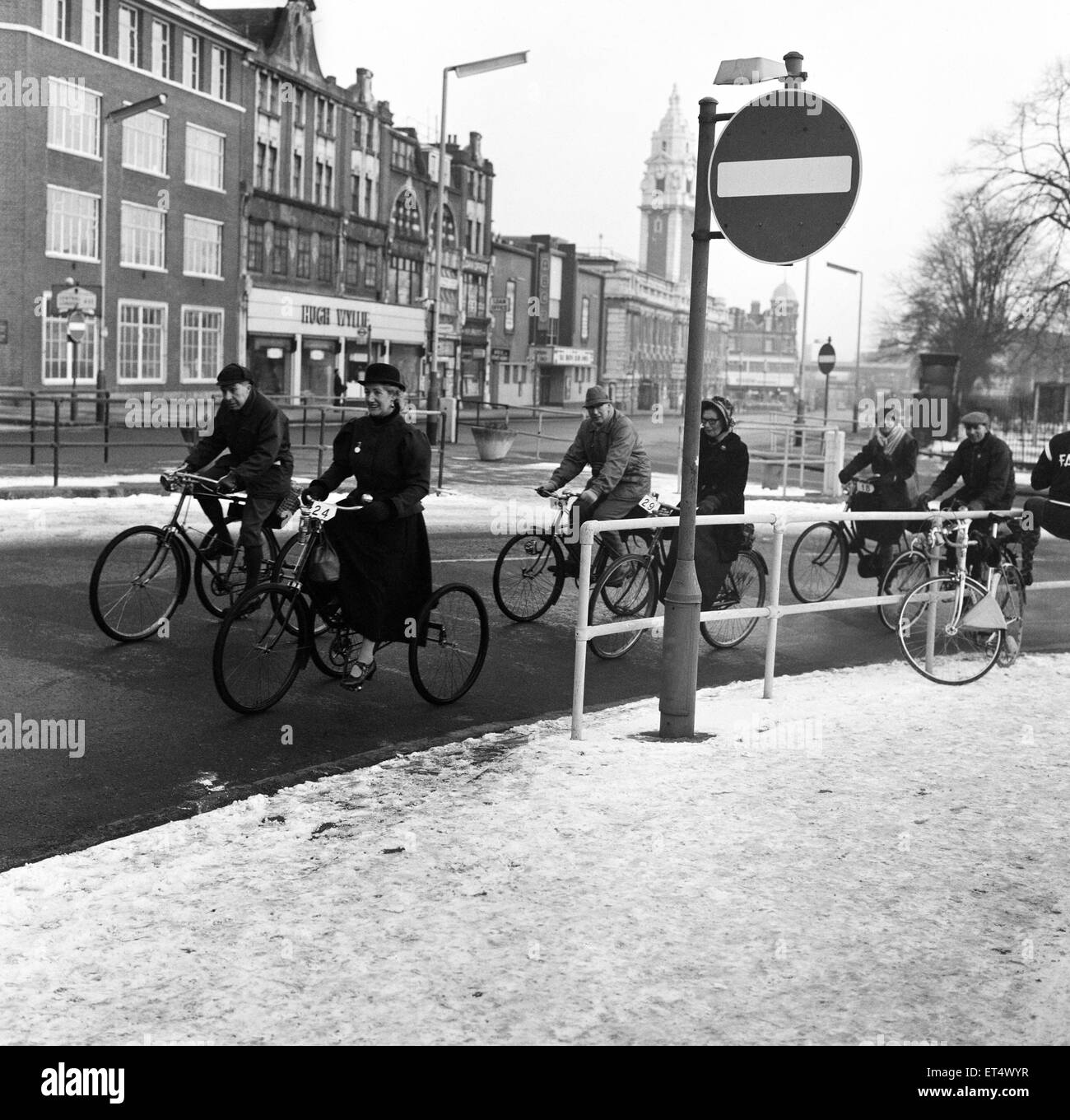London nach Brighton mit dem Fahrrad. Der National Association of Veteran Zyklus Vereine eine Gedenkmünze von Trafalgar Square bis Brighton, laufen inszeniert zum 100-jährigen Jubiläum der ersten Zyklus Reise über die Route aufgezeichnet. Brixton Hill, London. 8. Feb Stockfoto