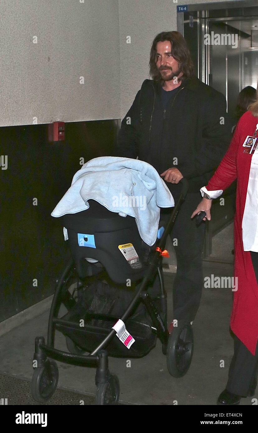 Ein müder Christian Bale kommt am LAX Flughafen sein neues Baby junge in Begleitung seiner Frau Sibi und Tochter Emmeline Kinderwagen schieben.  Mitwirkende: Christian Bale wo: Los Angeles, California, Vereinigte Staaten von Amerika bei: 9. Dezember 2014 Credit: WENN.com Stockfoto