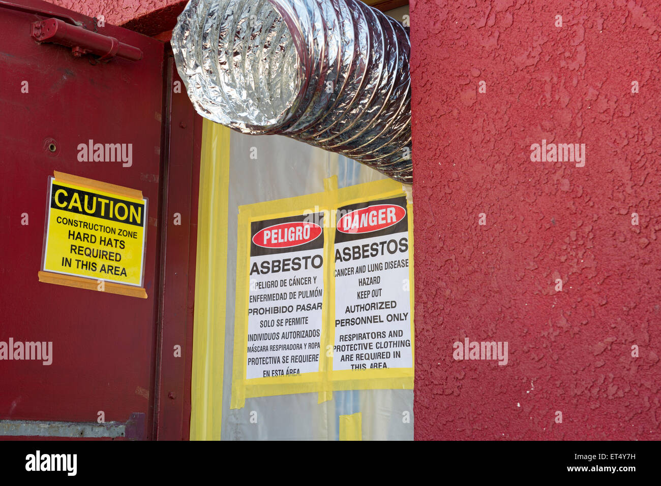 Asbest Warnzeichen in Englisch und Spanisch auf Baustelle, San Diego, Kalifornien Stockfoto
