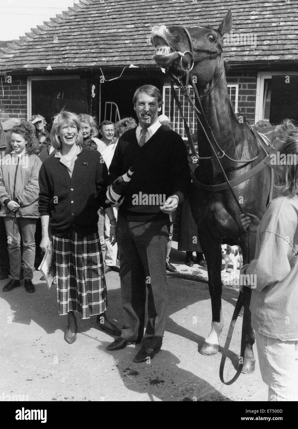 Trainer Kim Bailey und schwangere Frau Tracey toast 1990 Grand National Gewinner Mister Frisk seine Lanbourn Stall. 8. April 1990 Stockfoto