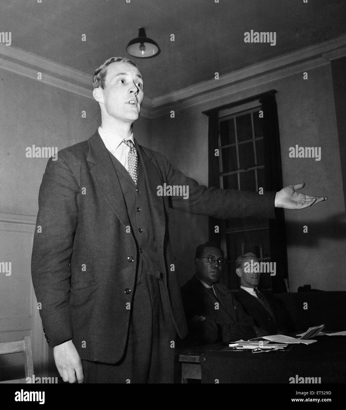 Tony Benn, Parlamentsmitglied für Bristol Südost, Parlamentswahlen Kampagne 1955 am Barrow Hill Primary School, Marylebone, 19. Mai 1955 abgebildet. Stockfoto