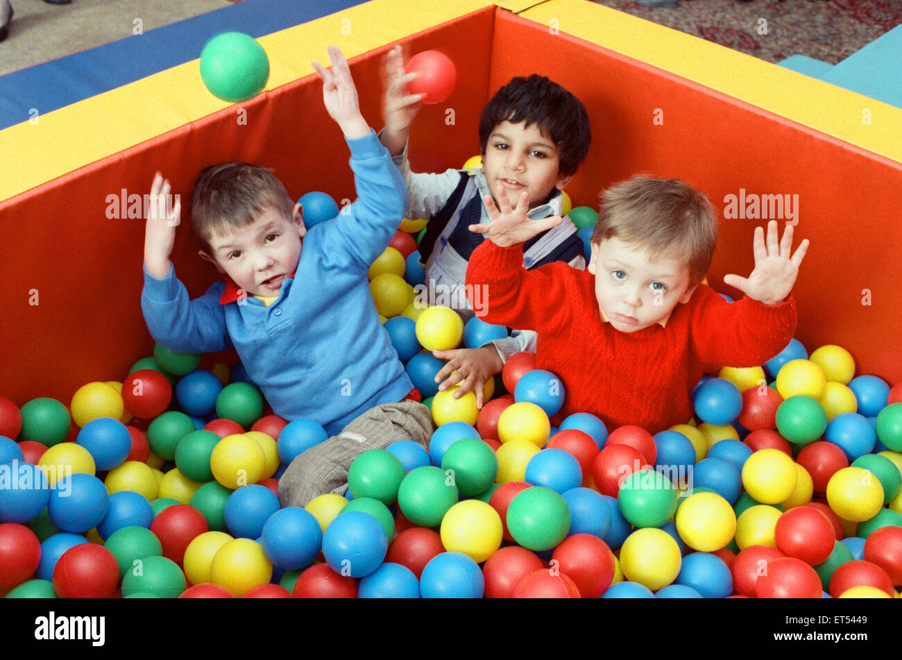 Mit einem Ball... machen diese Kinder aus Huddersfield¿Southgate Familie Kindergarten einen Farbtupfer in ihren neuen Ball-Pool. Von links sind Lee Martin, vier, drei-jährigen Zubair Saheed und Thomas Harrison. Der Pool wurde mit £1.000 aus der BBC-Kinder in Not Fonds gekauft. 2. März 1990. Stockfoto