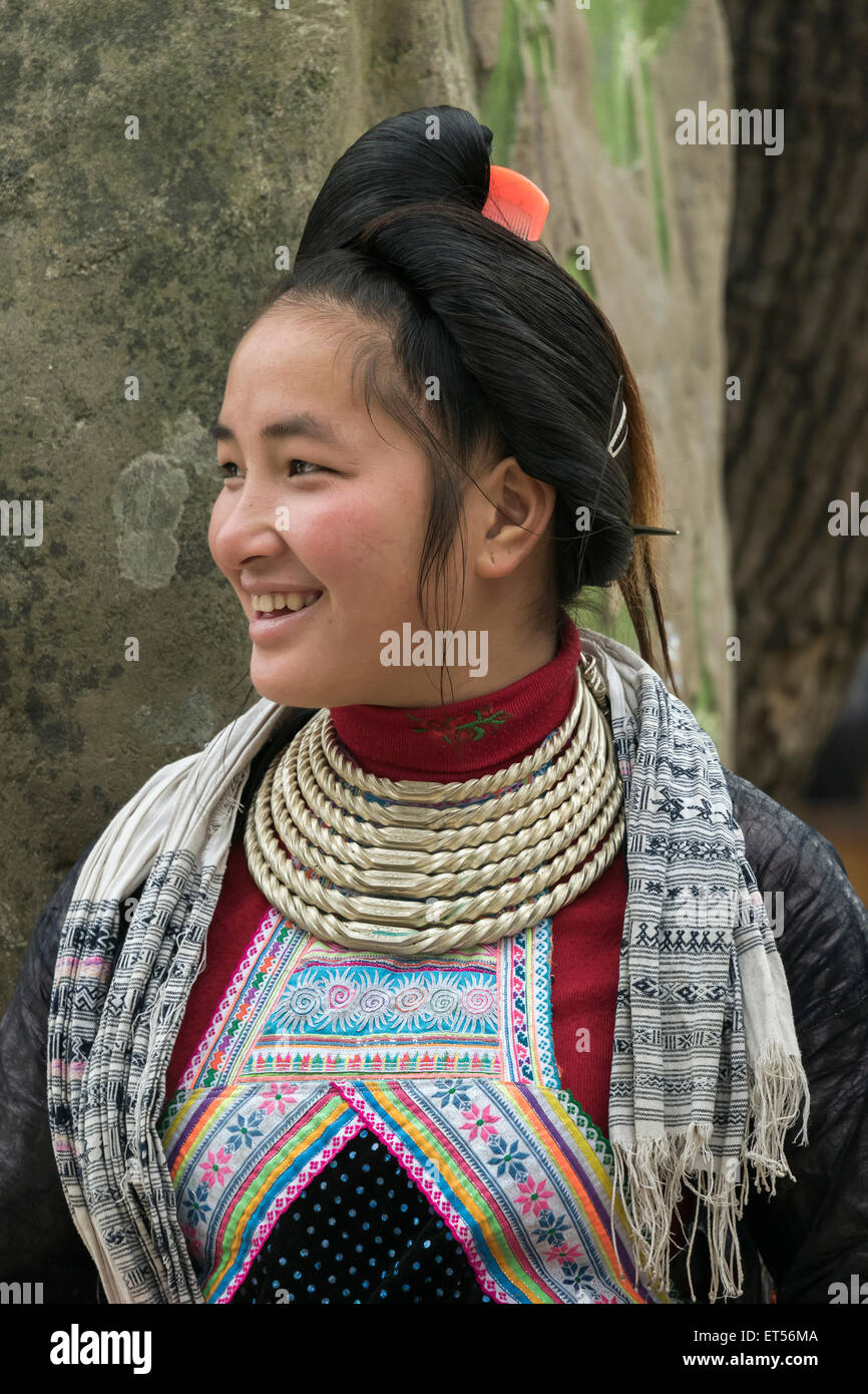 Basha Miao-Frau in traditioneller Kleidung und Haare Stil, Basha Gun Dorf, Guizhou Provinz, China Stockfoto