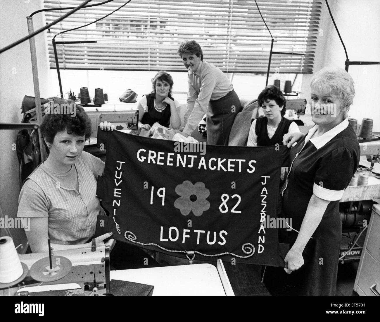 Das neue Loftus Greenjackets Banner ist durch Julie Scaife (links) und Burtons Training Instructor Lucy Antill aufgehalten. Im Hintergrund sind links (von links nach rechts) Sharon Hick, Barbara Jacobs, Personal- und Ausbildungsleiter, Deborah Hesk.  Ca. 1982. Stockfoto