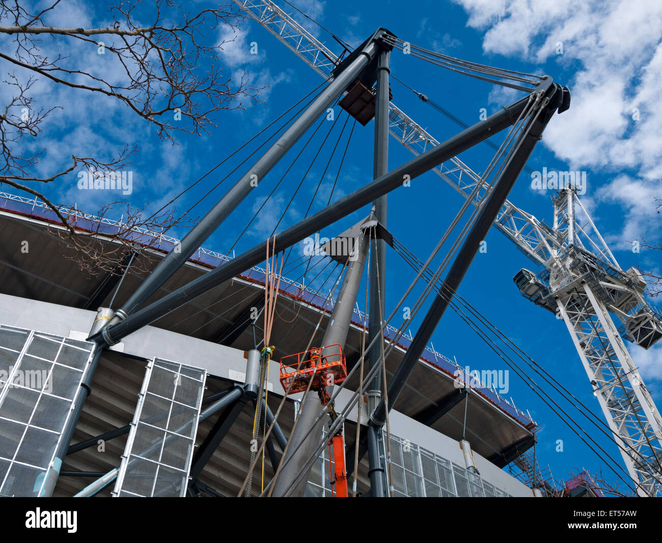 Stahlträger halten Sie die neue Dachkonstruktion Riegel Seile, Etihad Stadium, South Expansion Projekt Stand, Manchester, England, Großbritannien Stockfoto
