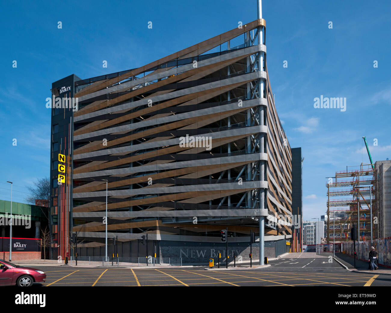 Neue Bailey Parkplatz, Irwell Street, Salford, Manchester, England, UK. Erscheinen, der mit Bändern umwickelt werden soll. Stockfoto