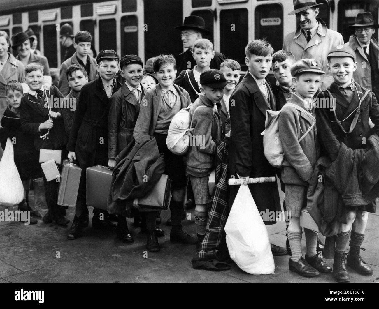 Kinder des St. Chads Roman Catholic School auf Snow Hill Station in Birmingham, evakuierten zu Beginn des zweiten Weltkrieges, 26. August 1939. Stockfoto