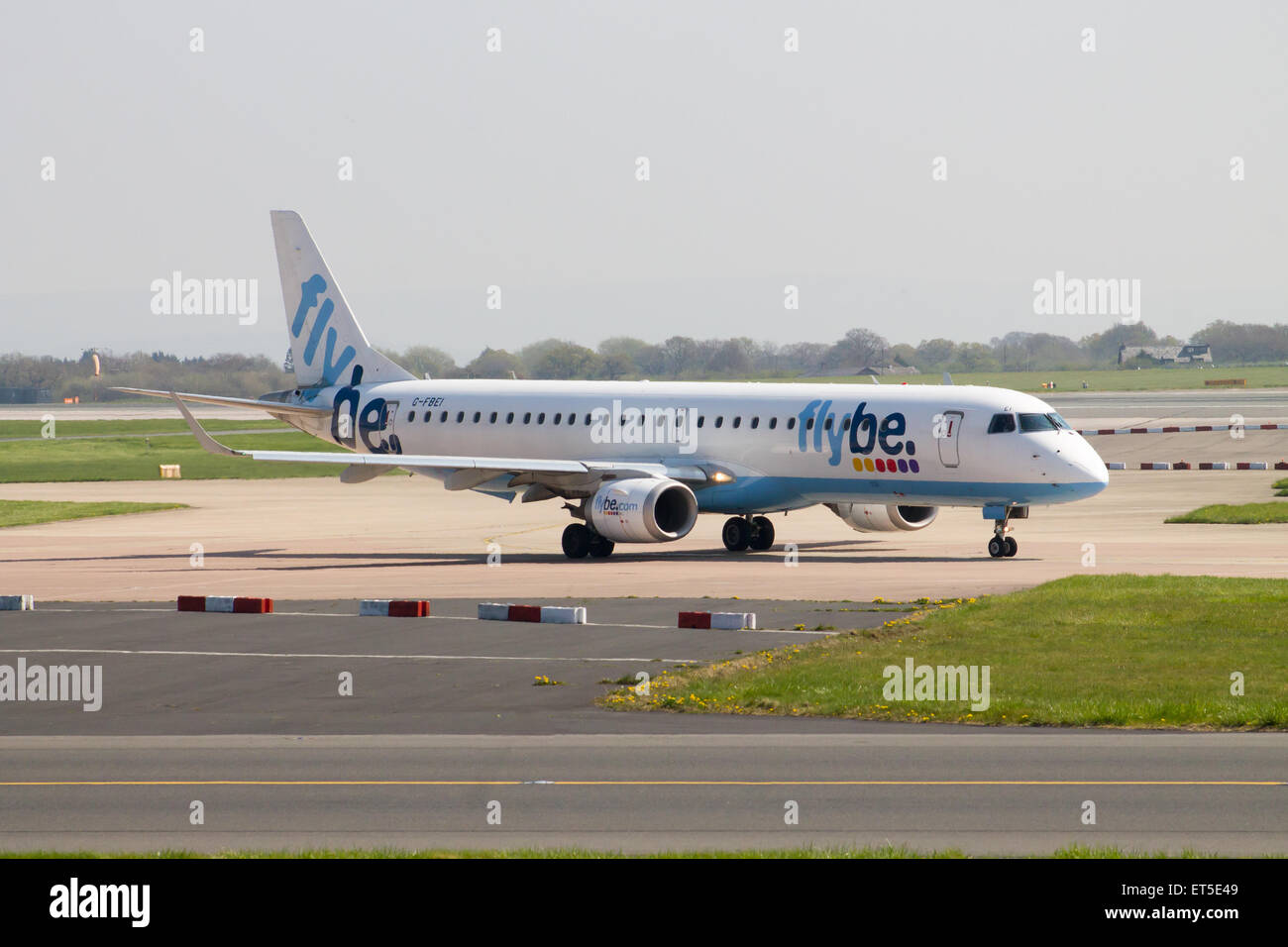 Flybe Embraer ERJ-195 (G-FBEI) des Rollens auf Manchester International Airport Taxiway. Stockfoto