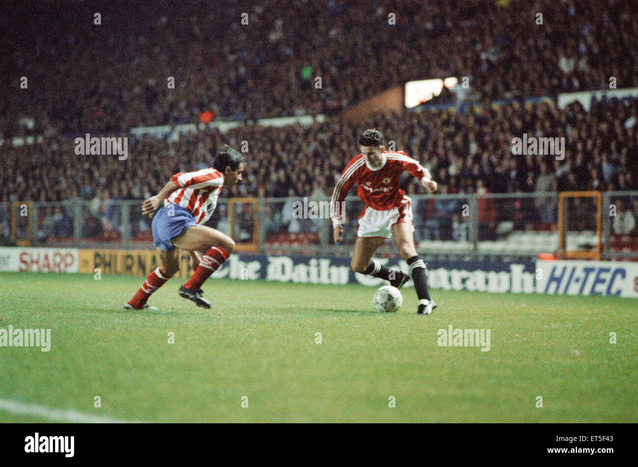 Manchester United 1 Atletico Madrid 1 Cup Winners Cup 2. Runde, Rückspiel im Old Trafford. Vereinigte 1-4 auf Aggregat in Ryan Giggs ersten europäischen Spiel ging. Ryan Giggs geht auf eines seiner mazy Dribblings. 6. November 1991 Stockfoto