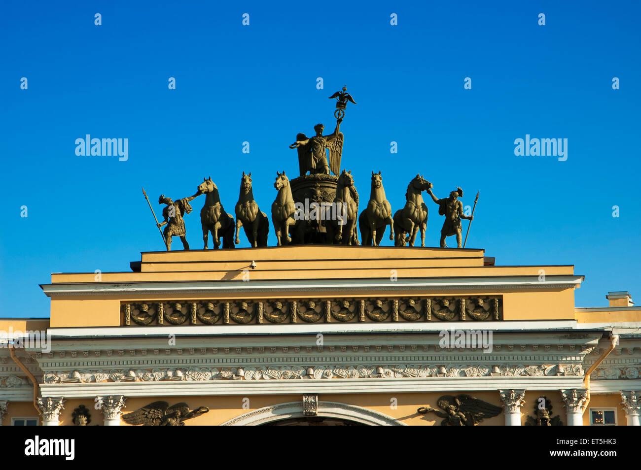 Eine Statue der geflügelte Sieg auf der Generalstab Gebäude Schlossplatz, St. Petersburg, Russische Föderation Stockfoto