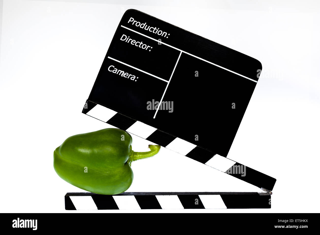 Grünem Pfeffer und Film Klappe - weißer Hintergrund Stockfoto