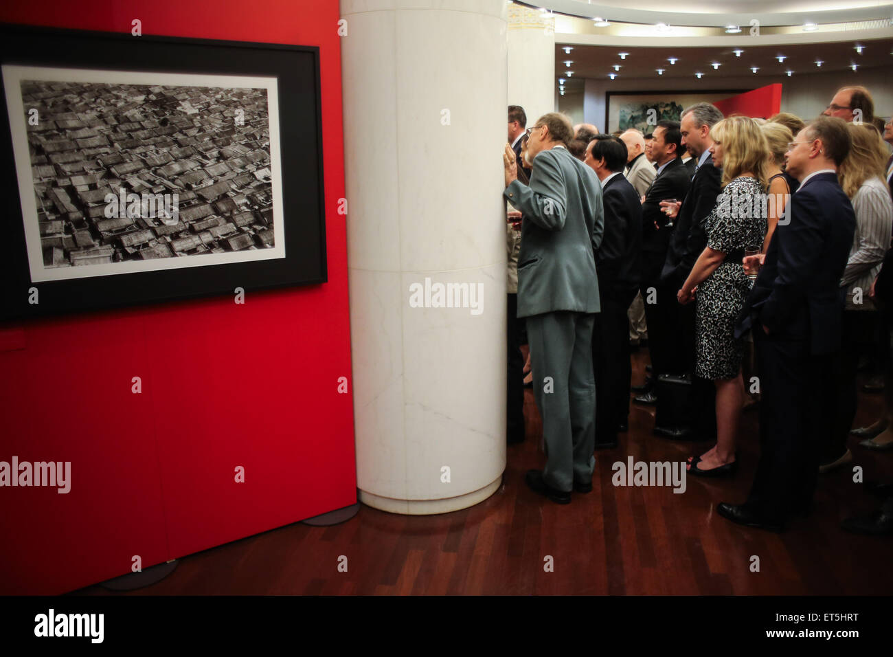 Berlin. 11. Juni 2015. Gäste besuchen die Ausstellung China Flug bei der chinesischen Botschaft in Berlin Deutschland, am 11. Juni 2015. Eine Ausstellung, bekannt als China Teilstrecken bei der chinesischen Botschaft in Berlin am 11. Juli mit kostbaren alten Fotos von China in den 1930er Jahren von deutschen verstorbenen Luftfahrt Pioniere Wulf-Diether Graf Zu Castell-Ruedenhausen genommen. Bildnachweis: Zhang Fan/Xinhua/Alamy Live-Nachrichten Stockfoto