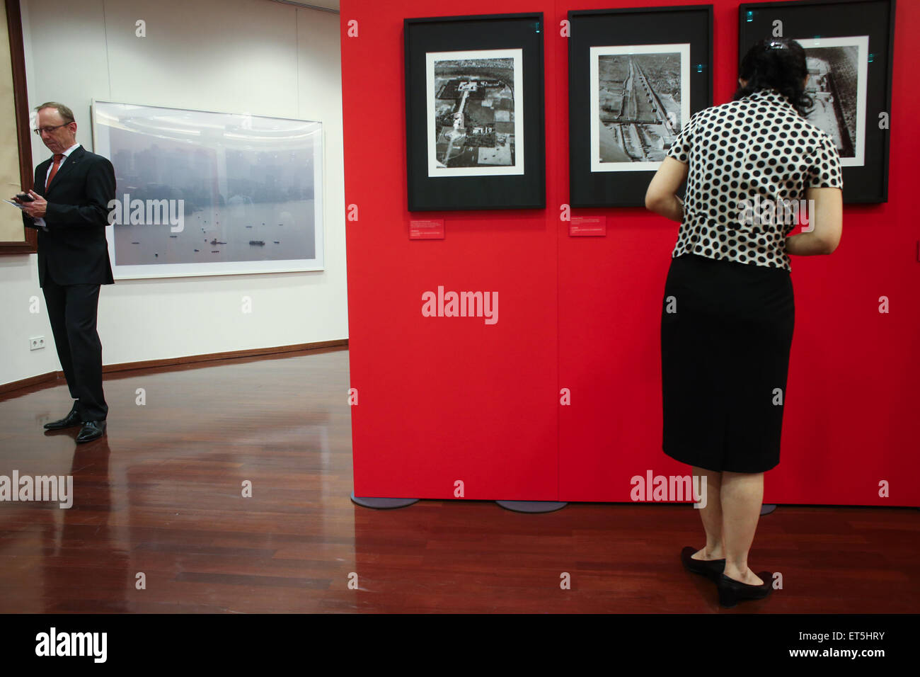 Berlin. 11. Juni 2015. Die Gäste sehen Fotos während der Ausstellung China Flug bei der chinesischen Botschaft in Berlin Deutschland, am 11. Juni 2015. Eine Ausstellung, bekannt als China Teilstrecken bei der chinesischen Botschaft in Berlin am 11. Juli mit kostbaren alten Fotos von China in den 1930er Jahren von deutschen verstorbenen Luftfahrt Pioniere Wulf-Diether Graf Zu Castell-Ruedenhausen genommen. Bildnachweis: Zhang Fan/Xinhua/Alamy Live-Nachrichten Stockfoto