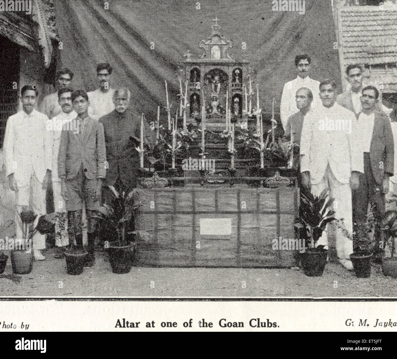 Katholische Gemeinschaft; Goan Club Altar; Goa; Indien; 1925; Indisch; Asien; Asiatisch; altes Vintage 1900er Bild Stockfoto