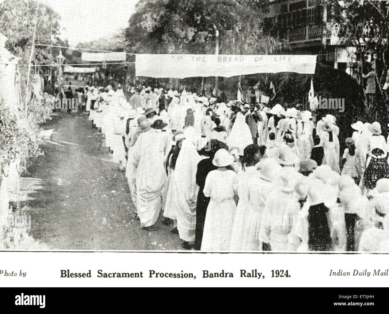 Katholische Gemeinschaft; Allerheiligste Sakramentsprozession; Bandra-Kundgebung; 1924; Bombay; Mumbai; Maharashtra; Indien; Asien; Asiatisch; Indisch; Alter Jahrgang Stockfoto
