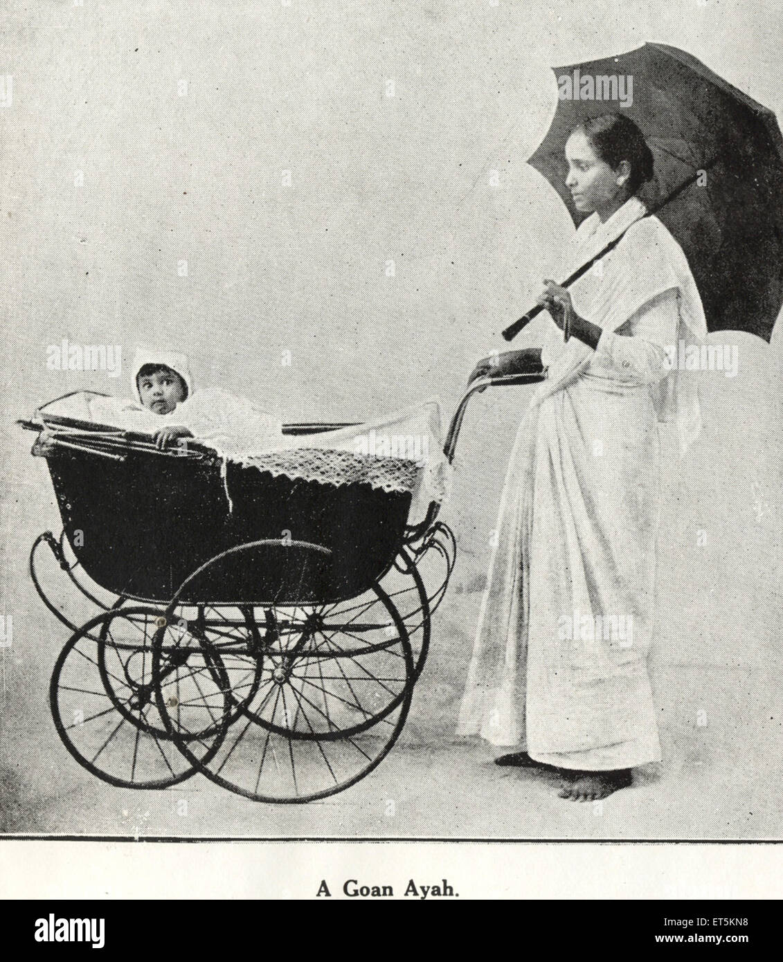 Baby im Kinderwagen, Kinderwagen, Katholische Gemeinschaft, Aya mit Regenschirm, Indien, Asien, altes Bild aus dem 19. Jahrhundert Stockfoto