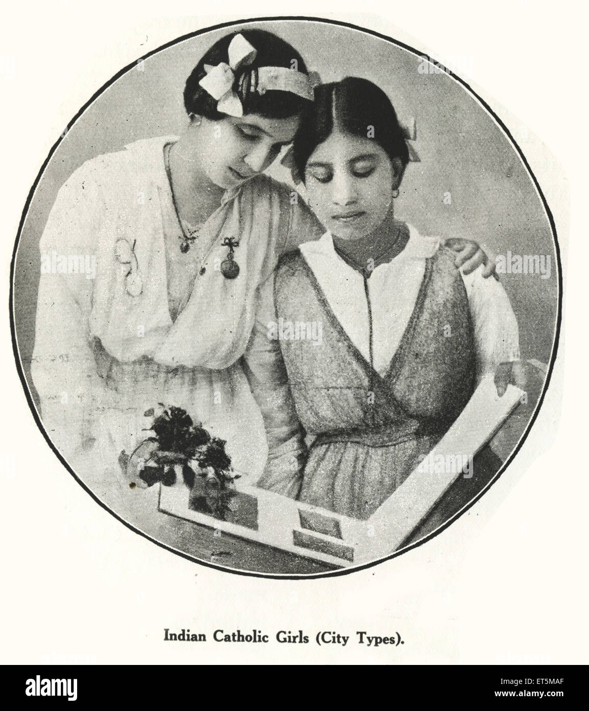 Katholische Gemeinschaft; Indische katholische Mädchen; Bombay; Mumbai; Maharashtra; Indien; Asien; asiatisch; indisch; alter Jahrgang 1900s Bild Stockfoto