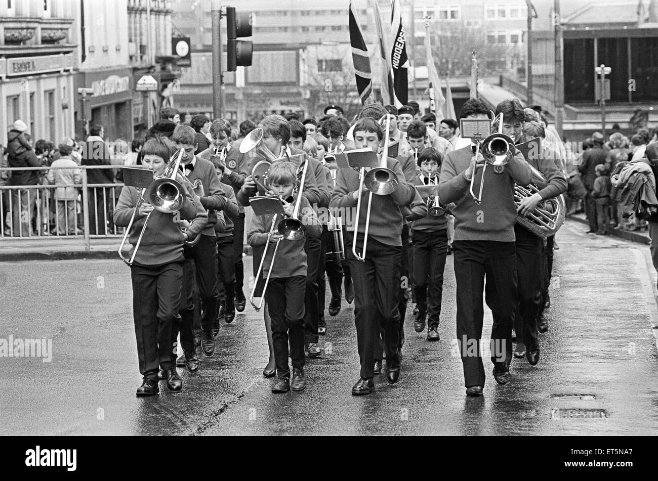 Cubs "und" Pfadfinder aus in Huddersfield South West District teilgenommen an der jährlichen St George es Day Parade durch die Innenstadt. Die Demonstranten vor dem Rathaus versammelten und gingen Ramsden und High Street entlang der Market Street, Westgate und Kirkgate zur Pfarrkirche. Die Rückfahrt dauerte über Northumberland Street, John William Straße zum Marktplatz, wo Kirklees Bürgermeister Clr Stanley Dawson Salute nahm.  21. April 1985. Stockfoto