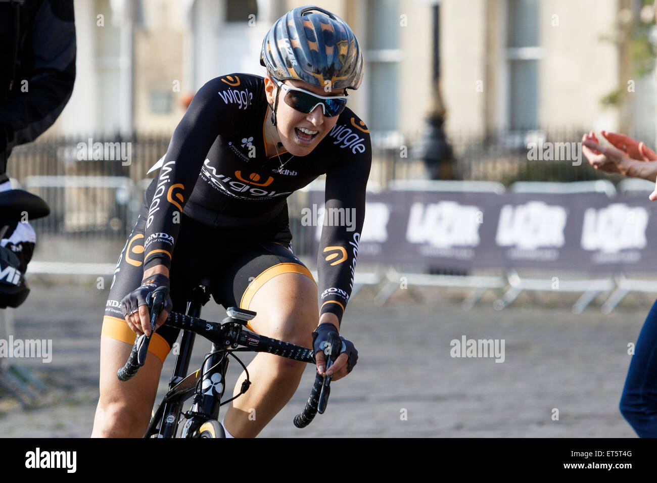 Bath, UK, 11. Juni 2015. Mit Bad des berühmten Royal Crescent in den Hintergrund 2012 Olympiasieger Dani König abgebildet ist, wie sie reitet auf ihrem Weg zum Sieg in der fünften und letzten Runde der Grand-Prix-Serie von Matrix Fitness professionelle Damen Fahrrad / Radrennen Credit: Lynchpics/Alamy Live-Nachrichten Stockfoto