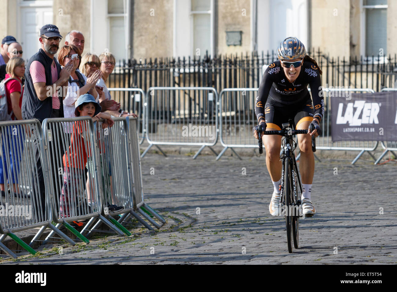 Bath, UK, 11. Juni 2015. Mit Baths berühmtem Royal Crescent im Hintergrund wird Dani King, die Olympiasiegerin der 2012 Jahre, auf ihrem Weg zum Sieg in der fünften und letzten Runde der Matrix Fitness Grand Prix Series für professionelle Frauen mit Fahrrad-/Fahrradrennen dargestellt. Credit: Lynchpics/Alamy Live News Stockfoto