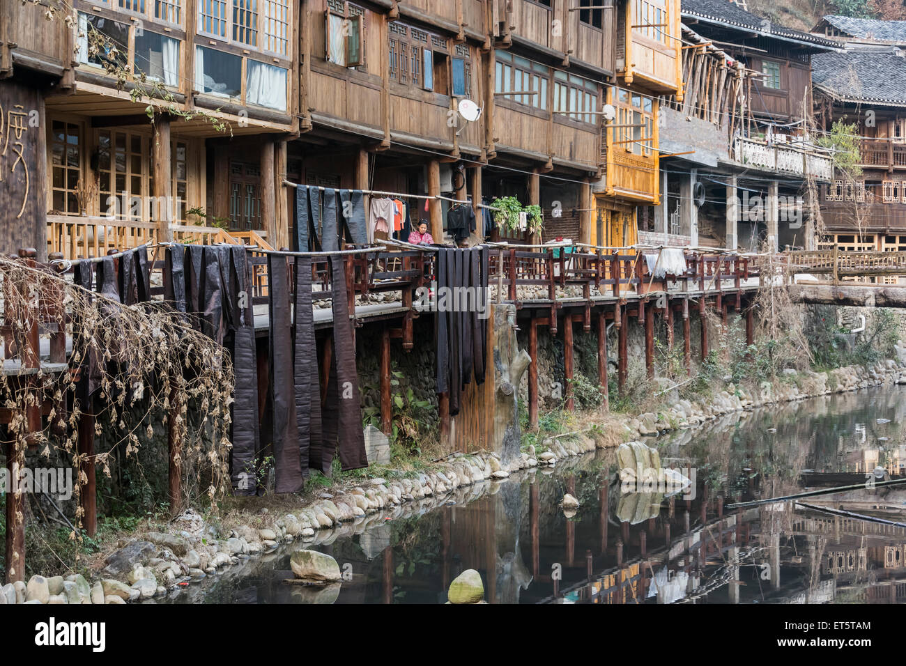 Vorbereitung von Indigo gefärbt Baumwolltuch, Zhaoxing Dong Dorf, Guizhou Provinz, China Stockfoto