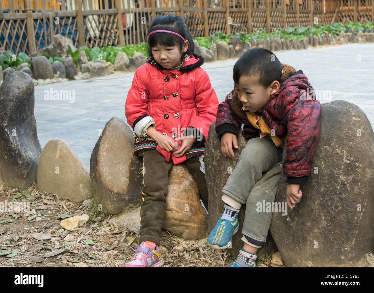 Dong-Kinder beim spielen, Zhaoxing Dong Dorf, Guizhou Provinz, China Stockfoto