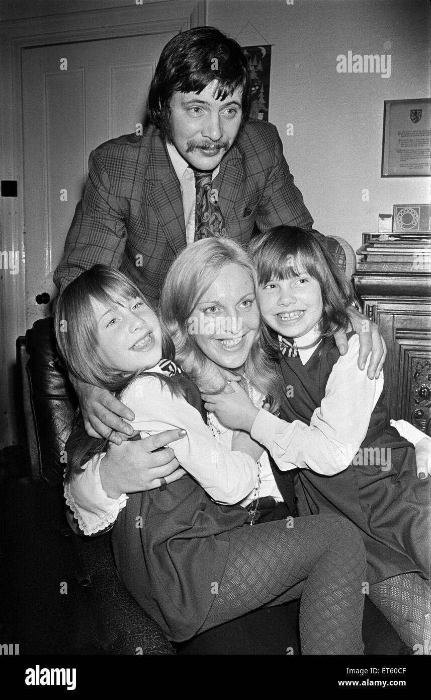 Margo MacDonald, schottische Nationalpartei MP, zu Hause mit ihren Töchtern Petra und Zoe und Ehemann Peter. 8. Februar 1974. Stockfoto