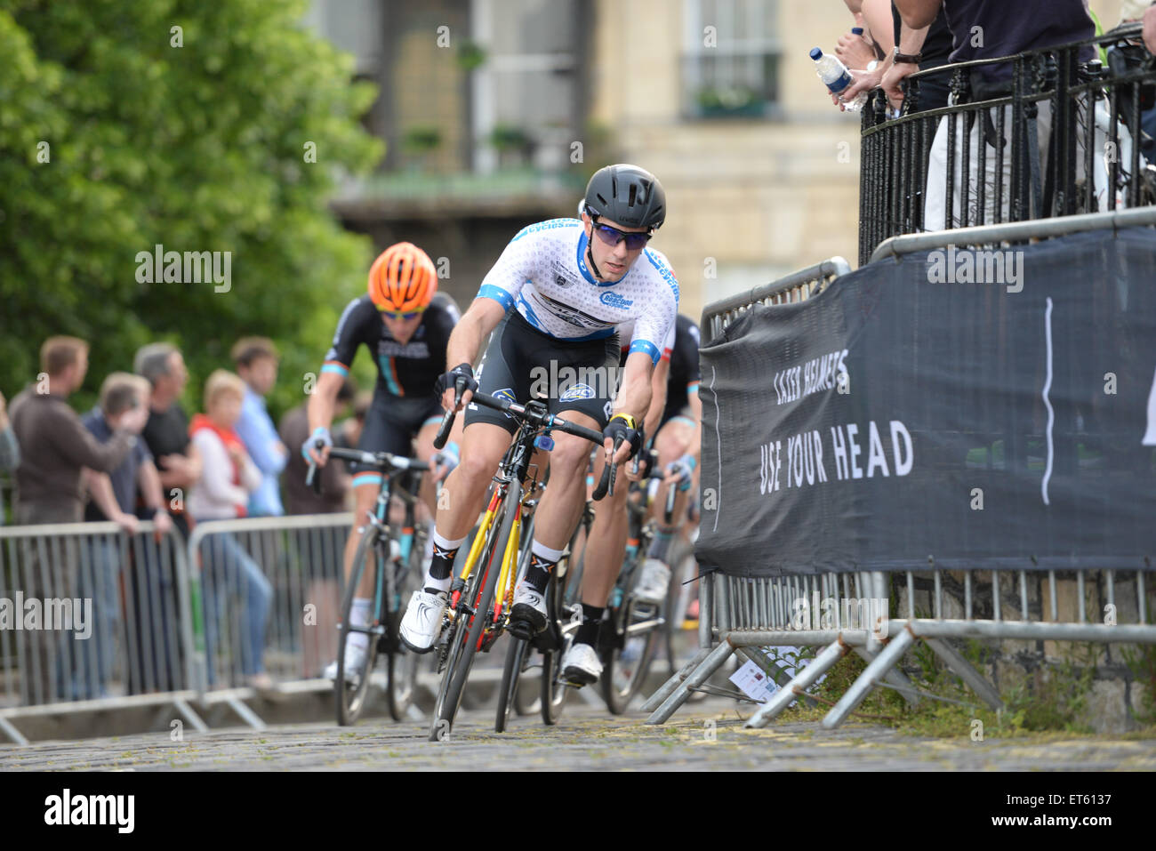 Bath, Großbritannien. 11. Juni 2015. Morgan Kneisky (Raleigh GAC) trägt das Trikot des Führers in der Punktewertung in der Pearl Izumi Tour Serie im Bad auf 6/11 2015. Die Tour-Serie besteht aus 10 Stadtzentrum Rennen an verschiedenen Standorten in Großbritannien im Mai und Juni. Bildnachweis: Andrew Peat/Alamy Live-Nachrichten Stockfoto