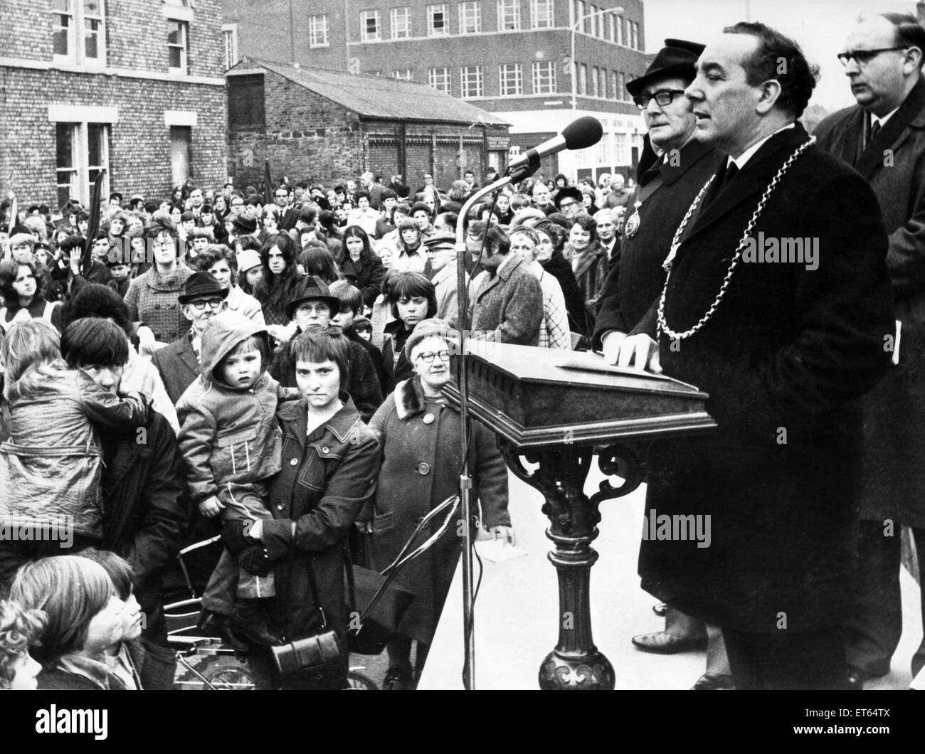 Bürgermeister spricht zu der Versammlung in Northumberland Platz vor der Parade, gute Freitag, 31. März 1972. Stockfoto