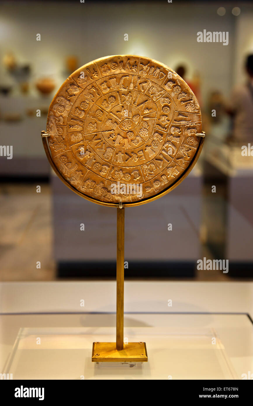 Die Welt berühmt und rätselhafte Phaistos Disc in das archäologische Museum von Heraklion, Kreta, Griechenland Stockfoto