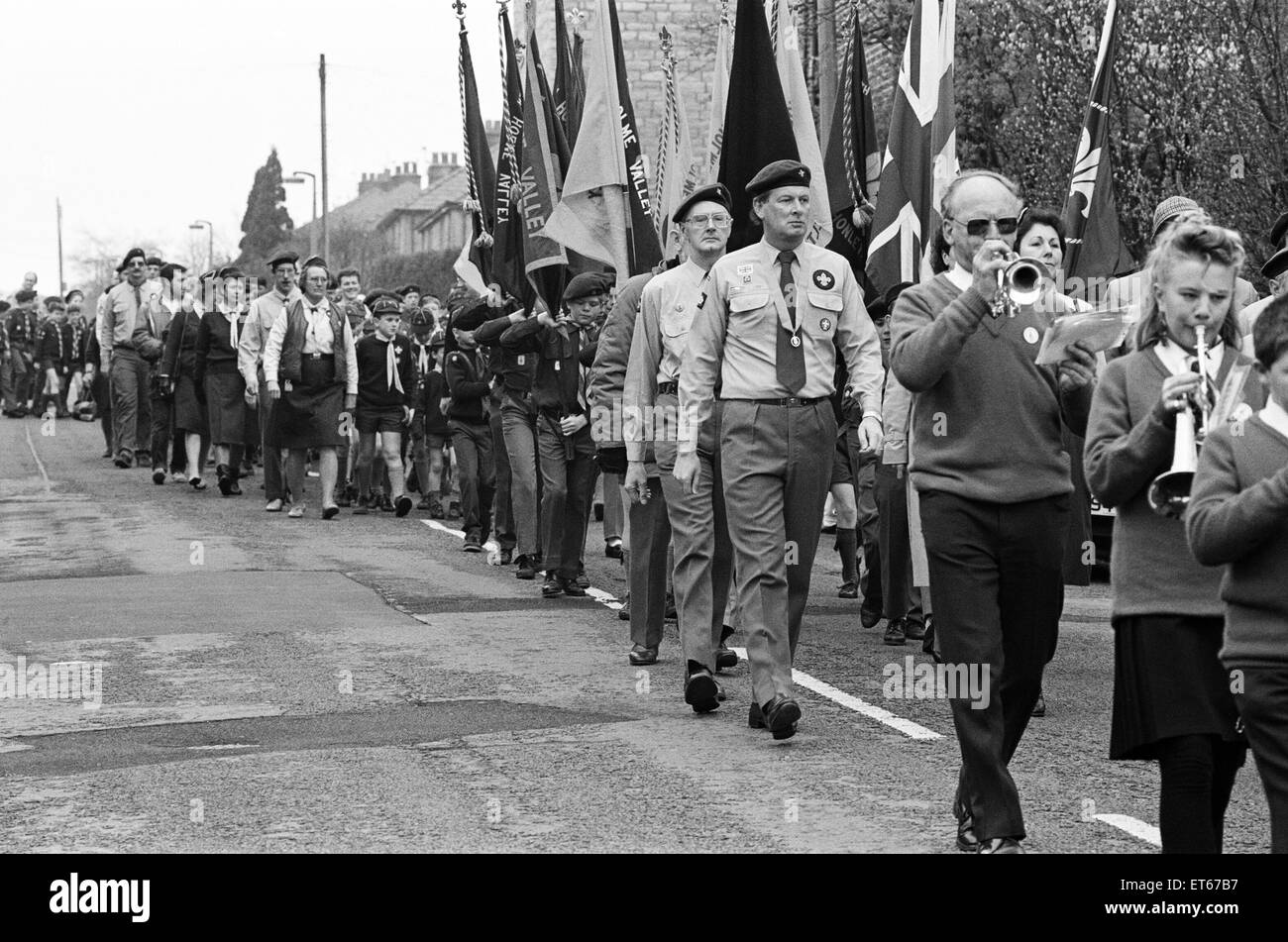 Mehr als 300 Cubs, Scouts und Venture Scouts unter der Leitung von Paddock Jugendkapelle, marschieren durch Honley, St. Mary Parish Church an Str. Georges Tag, ihre Versprechen zu erneuern. Fünfzig Biber trat die Holme Valley Truppen an der Kirche zu hören, einen Service von Rev W Gibson, Vikar des Honley führen.  23. April 1989. Stockfoto