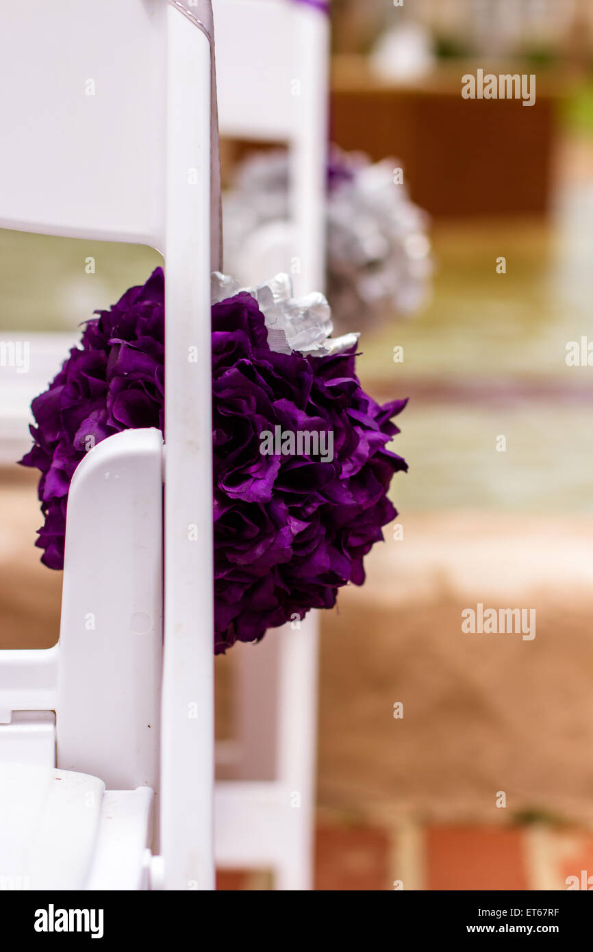 Stühle für Hochzeit im Garten einrichten Stockfoto