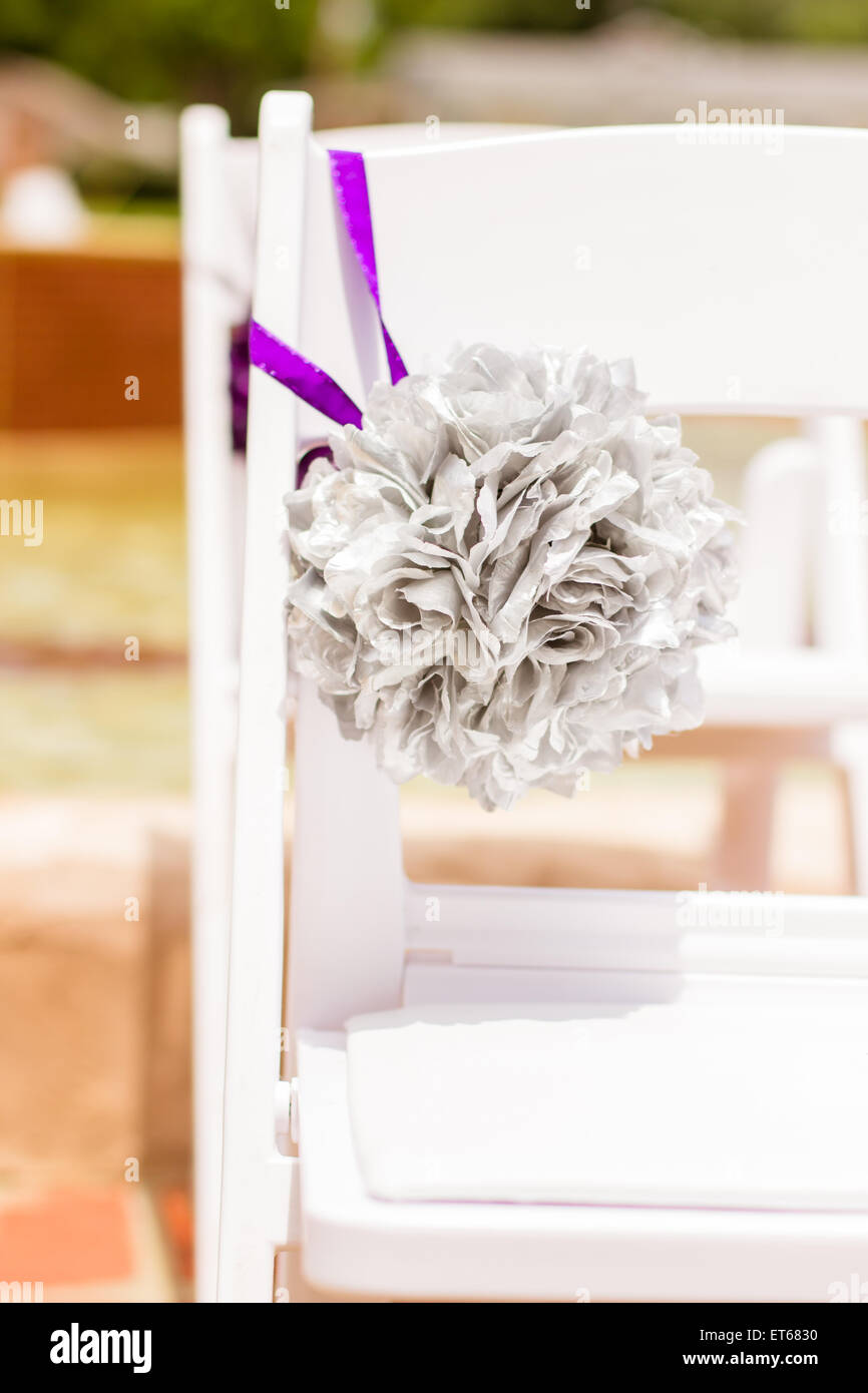 Stühle für Hochzeit im Garten einrichten Stockfoto